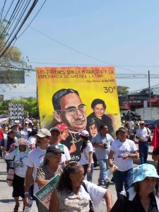 Gedenkmarsch für Romero in El Salvador