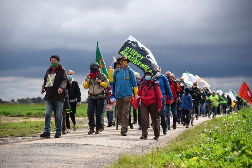 Regelmäßig finden Dorspaziergänge und Gottesdienste der Initiative "Die Kirche(n) im Dorf lassen"an der Tagebaukante und in den bedrohten Dörfern statt. Foto: Barbara Schnell