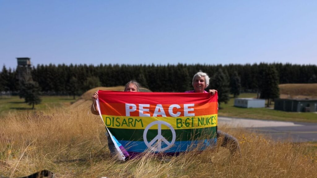 Antimilitaristischer ziviler Ungehorsam von Christ*innen, die in das Militärgelände Büchel eingedrungen sind.